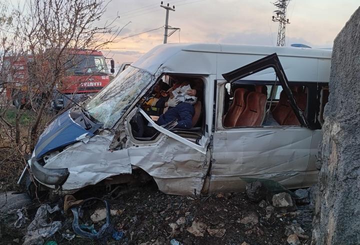 Mardin’de şarampole devrilen servis minibüsünün sürücüsü yaralandı