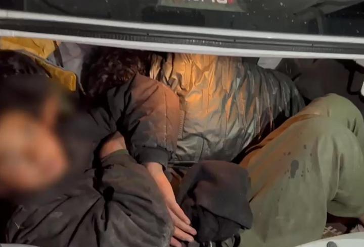 Otomobilin bagajından 3 kaçak göçmen çıktı