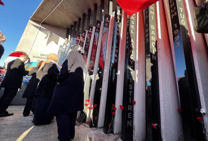 Kayseri'de terör saldırısında şehit olan 15 asker anıldı