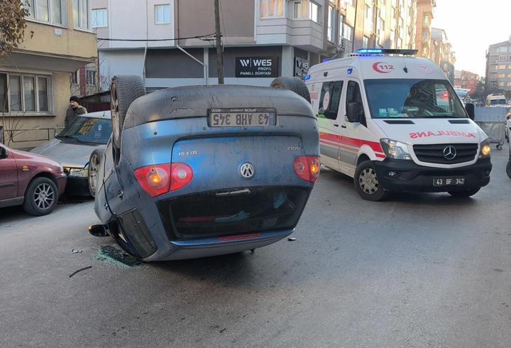 Kütahya'da devrilen otomobildeki 2 kişi yaralandı
