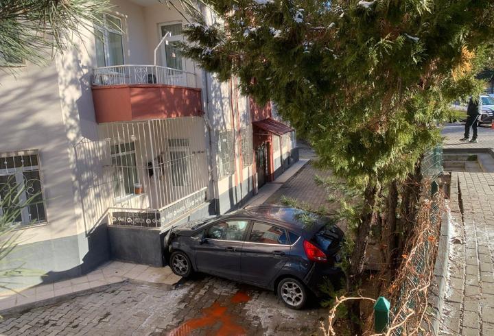 Otomobil apartman bahçesine uçtu: 4 yaralı