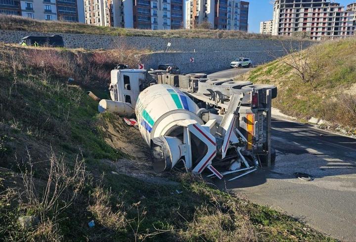 Virajı alamayan beton mikseri devrildi