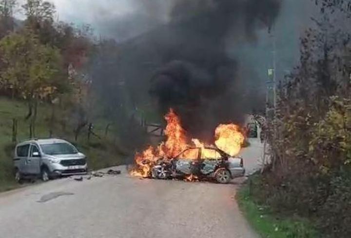 Hafif ticari araçla çarpışan otomobil alev aldı: 2 yaralı