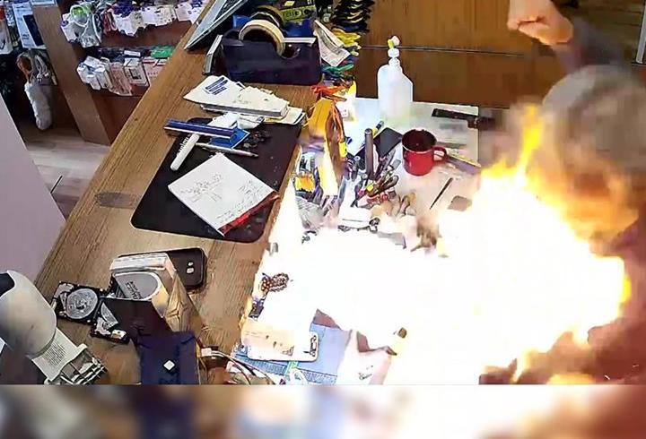 Telefon bataryası tamircinin yüzüne patladı