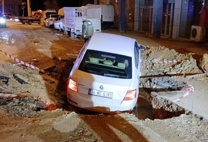 Mardin'de otomobil çukura düştü 
