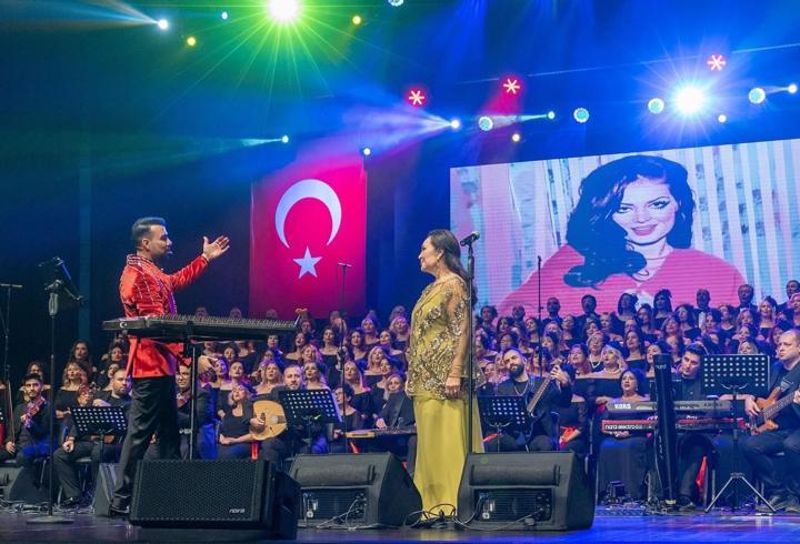Türkan Şoray, ‘İyilik Korosu’ ile Mersin’de sanatseverlerle buluştu