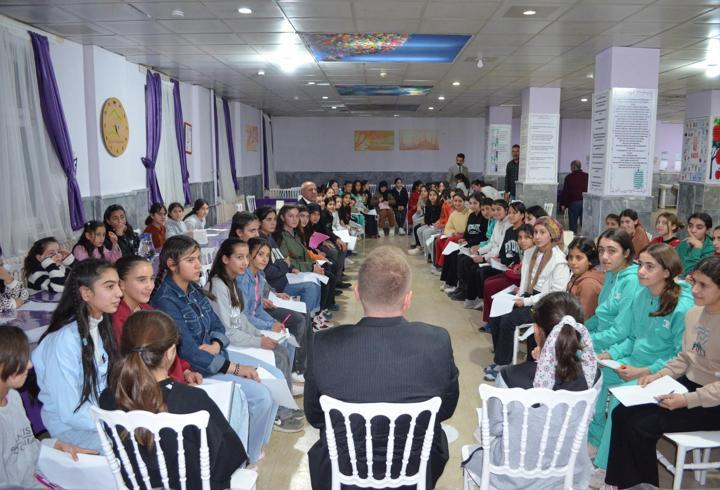 Bulanık Kaymakamı Koşansu, öğrencilerle buluştu