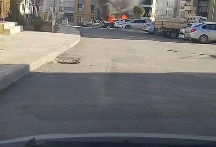 Elazığ’da park halindeki otomobil yandı