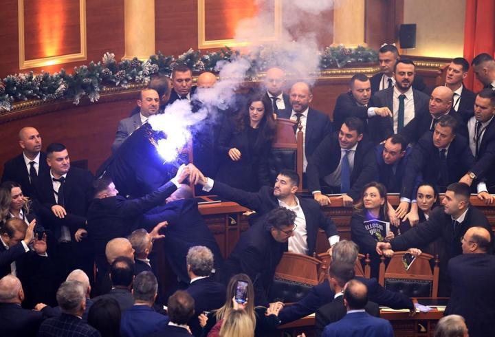 Arnavutluk'ta meclis böyle karıştı! Meşale yakıldı, şişeler fırlatıldı: Adeta meydan savaşı...
