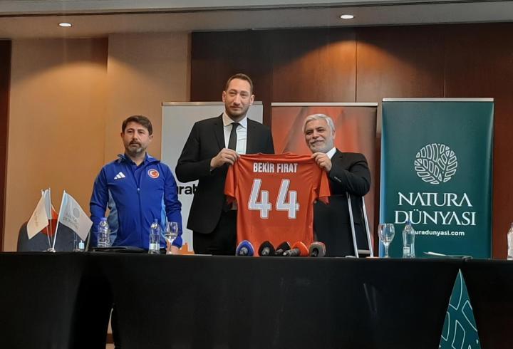 Sporseverler 19 Aralık Cuma günün maçlarını araştırıyor. Bugün oynanacak olan maçlar için heyecan oldukça yüksek. 19 Aralık Cuma günü Kocaelispor-Antalyaspor, THY EuroLeague, Anadolu Efes Dubai basketbol maçı ve Avrupa maçları oynanacak. Hem uluslararası arenada hem de yerel liglerde dikkat çeken karşılaşmalar, spor tutkunlarını televizyon başına çekecek. Süper Lig, TFF 1. Lig, Premier Lig, Bundesliga, La Liga, Serie A, Ligue 1, Championship, Portekiz Premier Lig gibi önemli liglerin yanı sıra, 