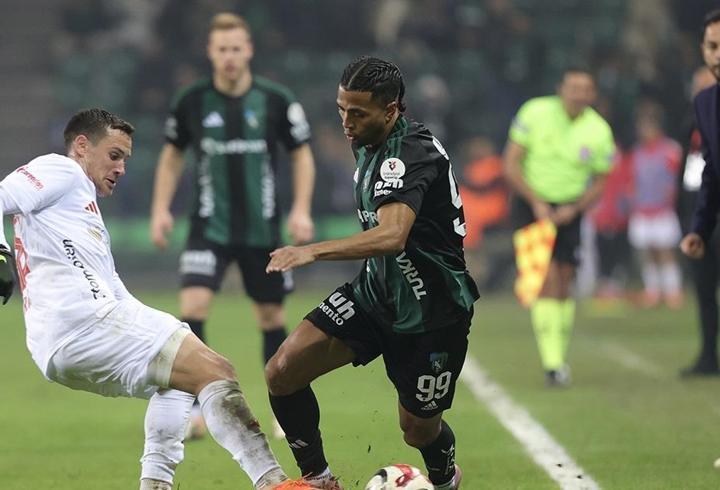 UEFA'dan Galatasaray'a disiplin cezaları geldi. Sarı-kırmızılı kulüp, Şampiyonlar Ligi maçlarında yaşanan olaylar nedeniyle toplam 33 bin 250 Euro para cezasına çarptırıldı.1