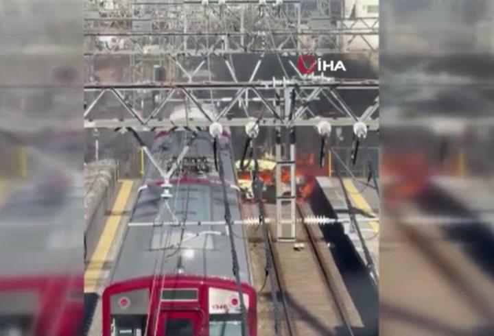 Japonya'da otomobil ile yolcu treni çarpıştı