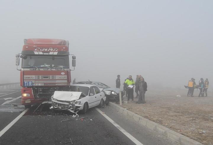 TIR, kırmızı ışıkta duran 4 araca çarptı