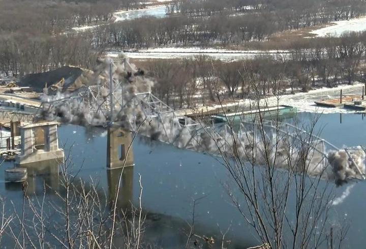 ABD'de tarihi köprü böyle patladı!