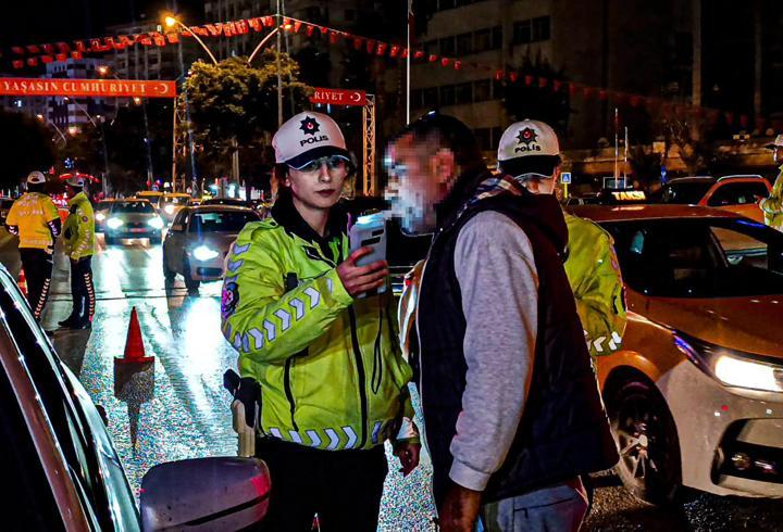 Adana'da trafik denetimi; 60 sürücüye 495 bin 593 TL ceza