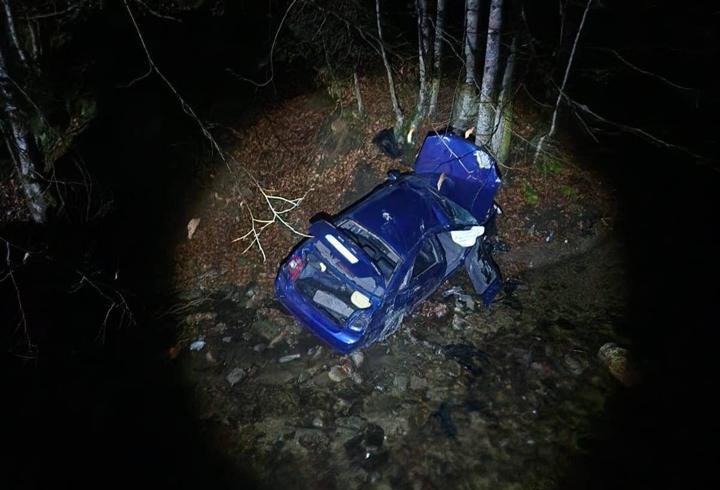 Bursa'da şarampole yuvarlanan otomobildeki 3 kişi yaralandı