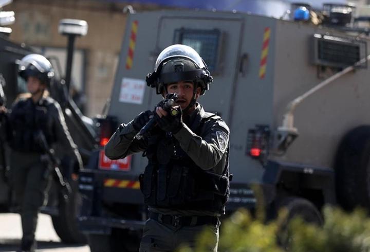 İsrail askerleri 2 Filistinliyi ateş ederek yaraladı