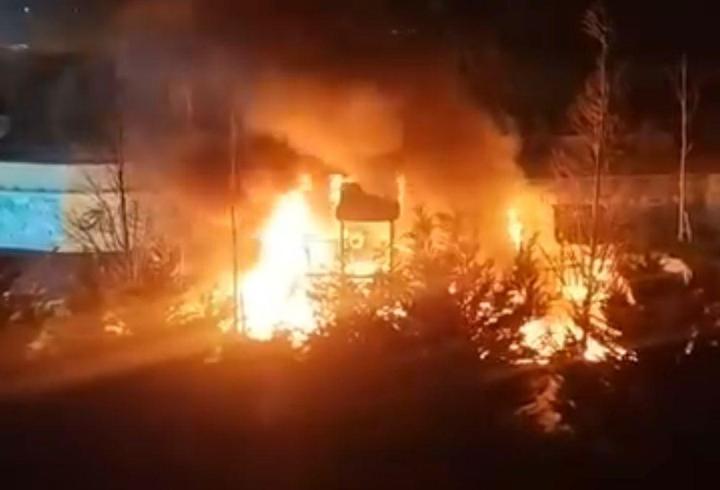 Beylikdüzü'nde çocuk parkı alev alev yandı