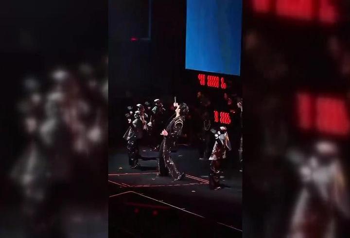 Çin’de pop konserinde insansı robot şov!