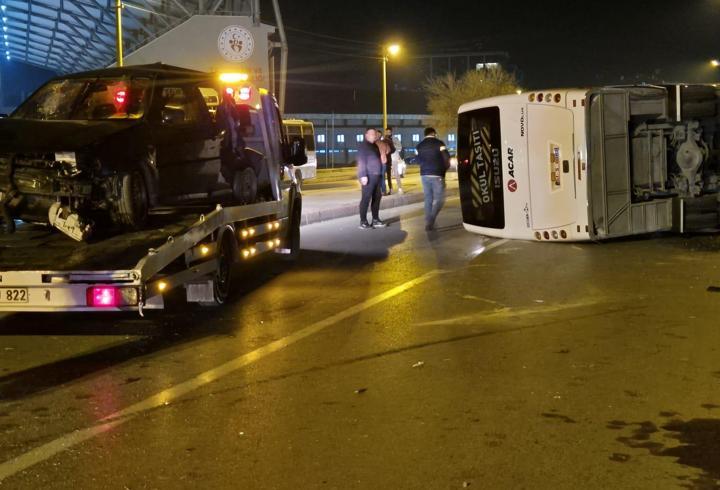 Otomobil ile çarpışan servis midibüsü devrildi; 13 yaralı