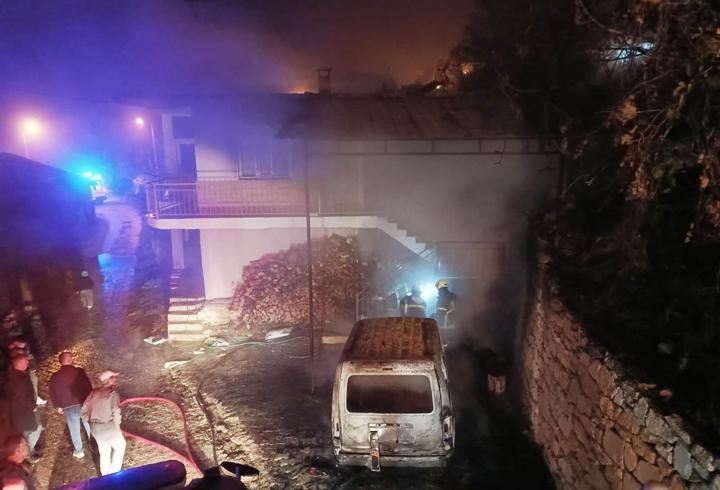 Evde başlayan yangın araca da sıçradı