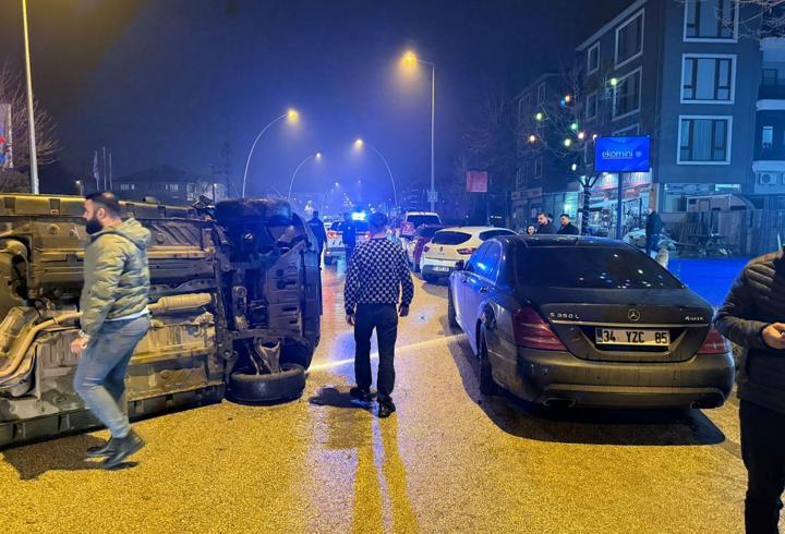 Taksinin park halindeki otomobile çarpıp devrildiği kaza kamerada