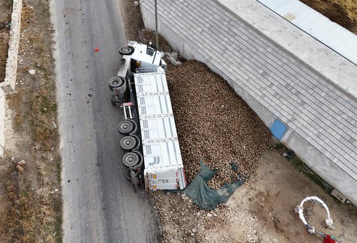 Konya'da TIR devrildi: 1 yaralı