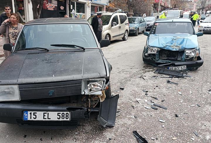 Otomobiller çarpıştı: 1 yaralı