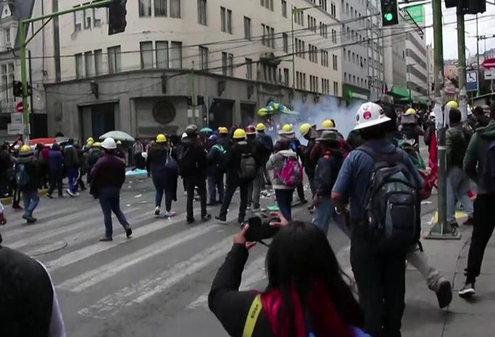 Bolivya'da zam kavgası: Halk birbirine girdi
