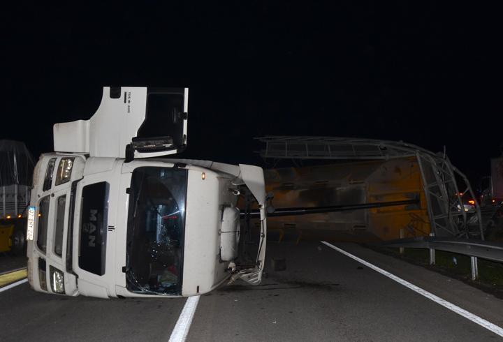 TIR'ın dorsesi direği devirdi, zincirleme kaza oldu