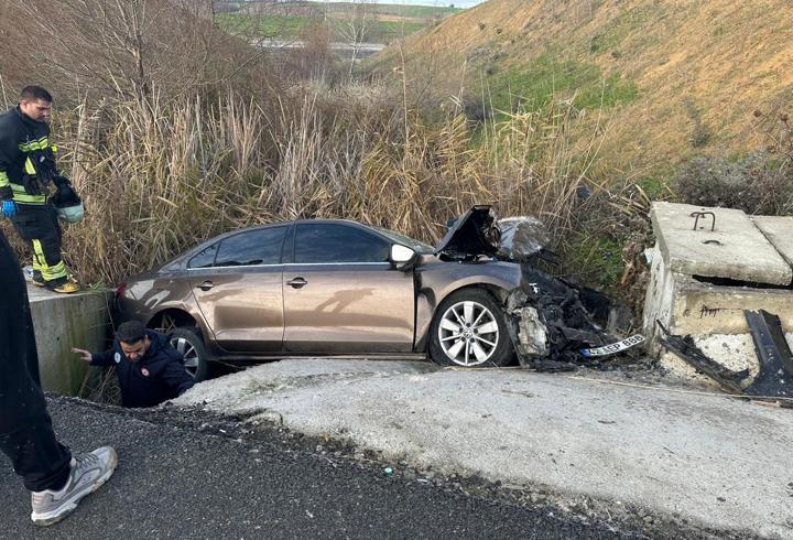 Su kanalına düşen otomobildeki çift yaralandı