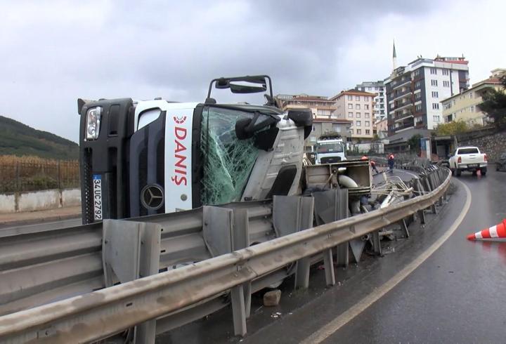 Maltepe'de korkutan kaza: Ekipler bölegeye sevk edildi