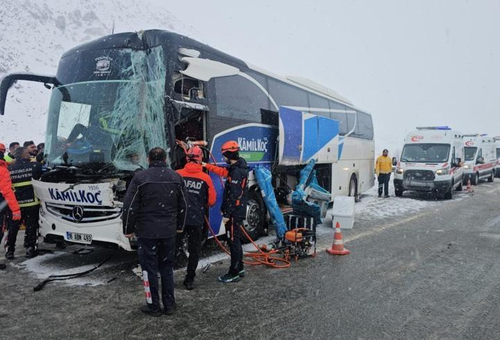 Erzincan'da yolcu otobüsü tıra çarptı