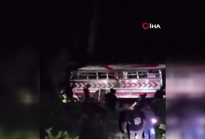 Guatemala'da otobüs uçuruma yuvarlandı: 15 ölü, 19 yaralı