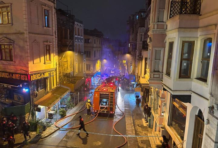 Beyoğlu’nda 4 katlı binada yangın! Çatıya sığınarak kurtuldular