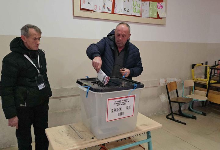 Kosova'da halk erken seçimler için sandık başında