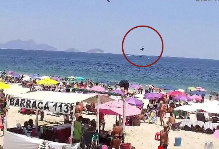 Dünyaca ünlü plajda dehşet anları: Reklam uçağı okyanusa böyle düştü!