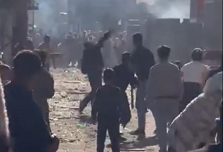 Adana’da iki grup arasındaki taşlı sopalı kavga kamerada