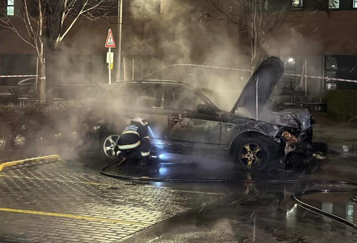 Hastane otoparkında 2 otomobil yandı