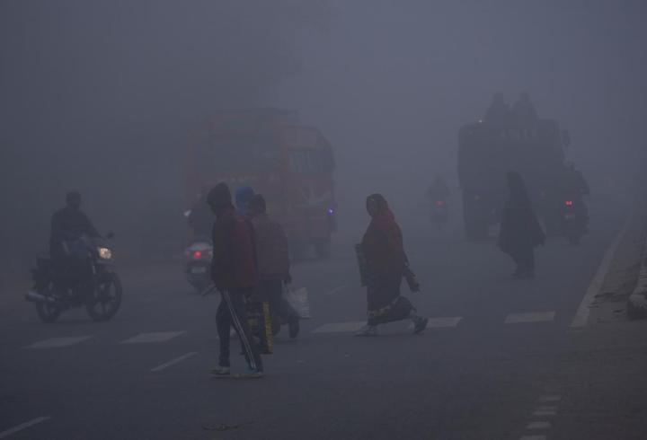 Göz gözü görmüyor! Hindistan’da sis nedeniyle onlarca uçuş iptal...