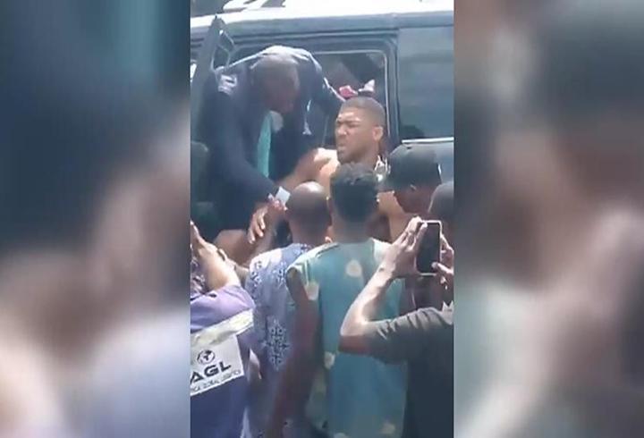 Anthony Joshua Nijerya'da trafik kazası geçirdi