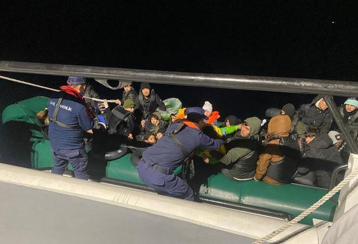 İzmir açıklarında 50 düzensiz göçmen yakalandı