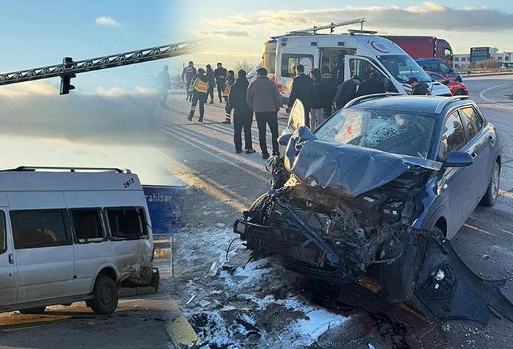 Öğrenci servisi ile otomobil çarpıştı: 9 yaralı