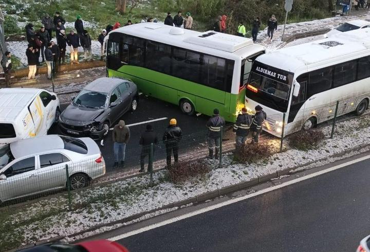 Zonguldak'ta buzlanan yolda 5 araç, birbirine girdi