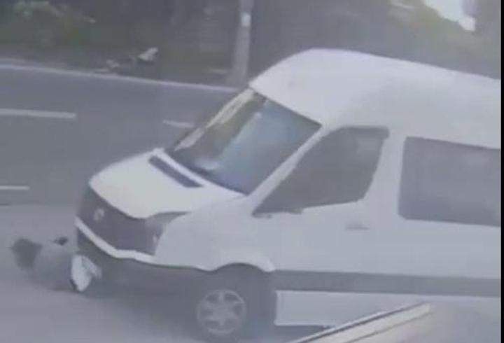 Servis minibüsünün kadına çarpıp, sürüklediği kaza kamerada