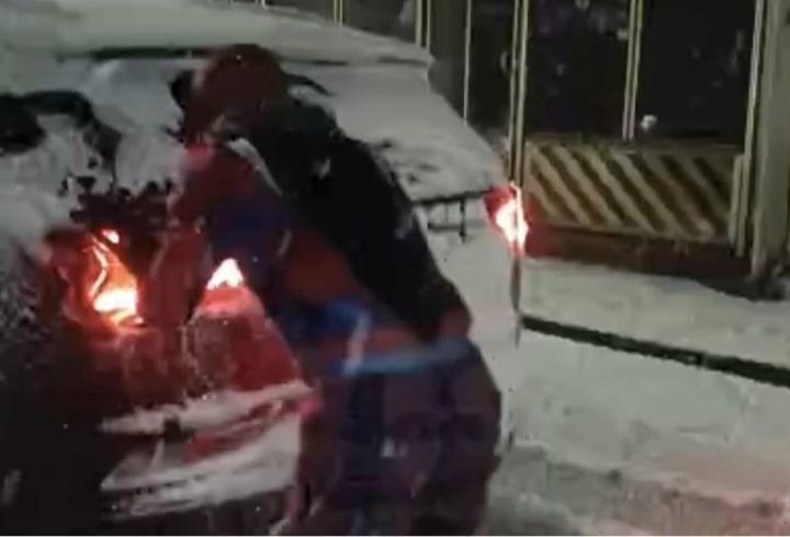 Karda mahsur kalan sürücünün yardımına 'Örümcek Adam' yetişti