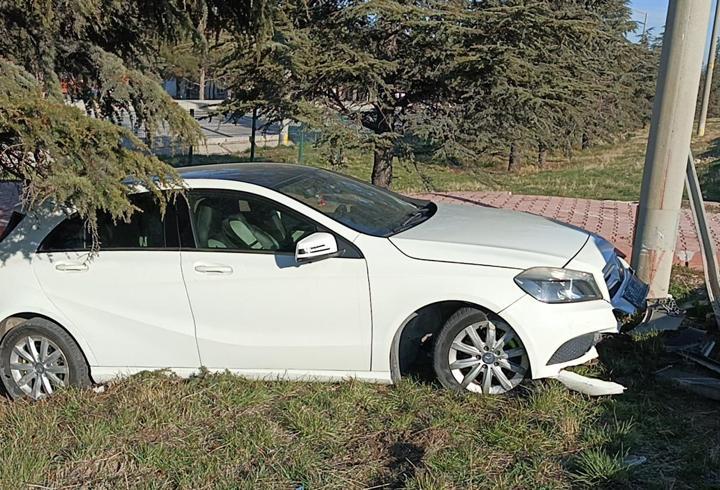 TIR'la otomobil çarpıştı: 2 yaralı