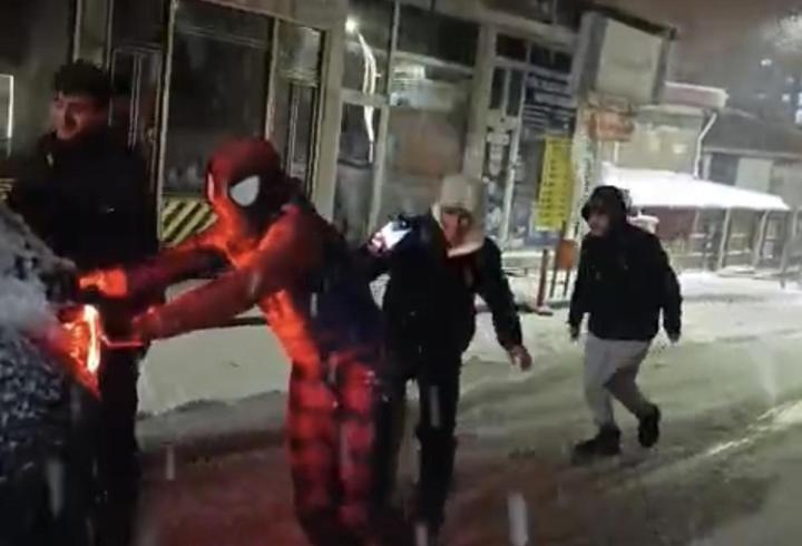 Mahsur kalan sürücünün yardımına örümcek adam yetişti