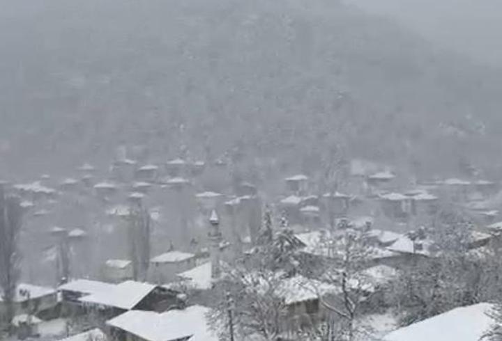 Adana'nın yüksek kesimlerine kar yağdı