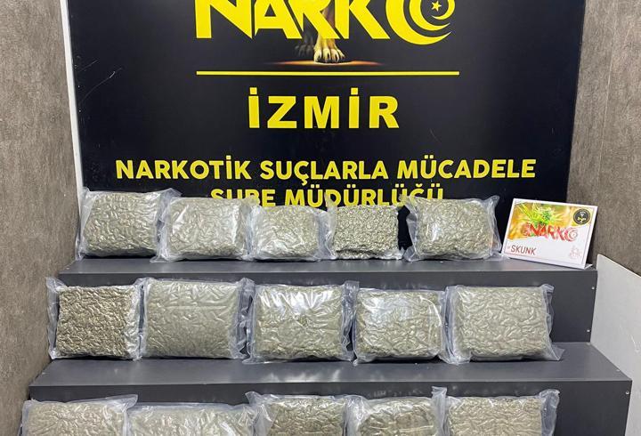 İzmir'de durdurulan araçta 21 kilo skunk ele geçirildi